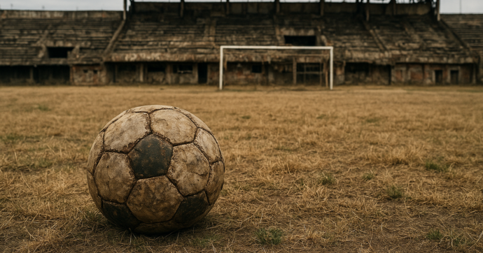 Fallimenti, penalizzazioni, infiltrazioni mafiose, club in mano alle criptovalute: il calcio italiano a settembre è già una farsa