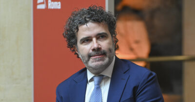 Copertina di “I laici del Csm sono avvocati di partito”: bufera sul segretario dell’Anm Maruotti. Lui si scusa, la destra: “Deve dimettersi”