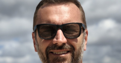 Copertina di “Maurizio Crozza non molla mai, non gli sfugge nulla, è pignolo al massimo. Finché non ha capito cosa vada bene, non cede”: parla l’autore Andrea Zalone