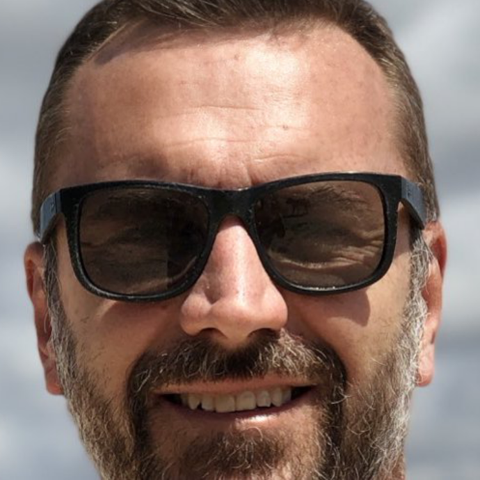 “Maurizio Crozza non molla mai, non gli sfugge nulla, è pignolo al massimo. Finché non ha capito cosa vada bene, non cede”: parla l’autore Andrea Zalone