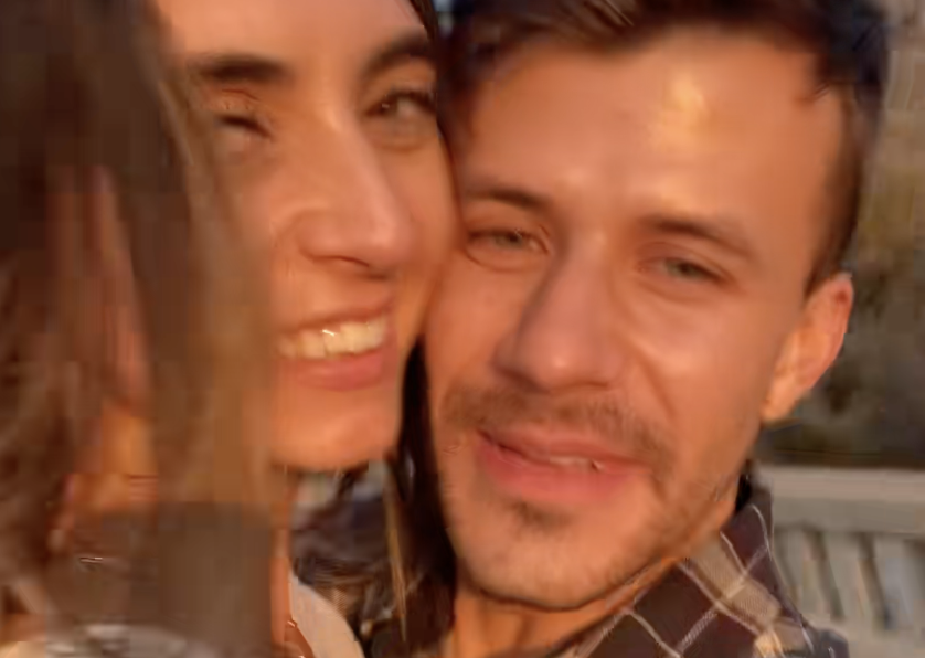 “Ero una pazza dipendente dal sesso che amava i rapporti occasionali finché non ho sposato mio marito vergine”: la svolta di Emily Robbie