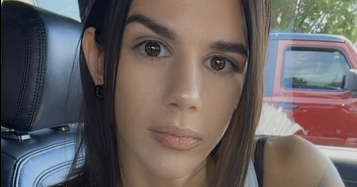 “Basta contenuti hard in streaming, ho iniziato a studiare la Bibbia. Vi saluto”: l’addio a sorpresa di Sarah Sizzle. Fan sorpresi e furiosi: “Abbiamo pagato”