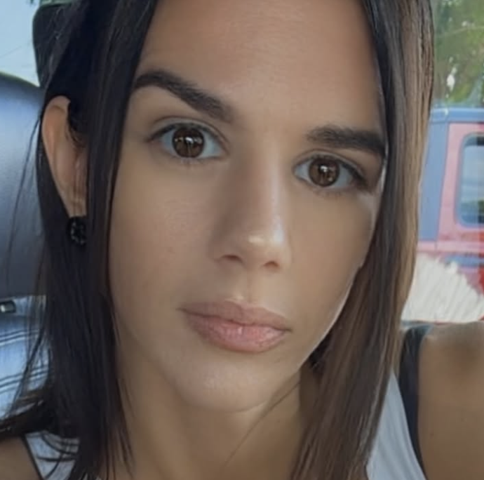 “Basta contenuti hard in streaming, ho iniziato a studiare la Bibbia. Vi saluto”: l’addio a sorpresa di Sarah Sizzle. Fan sorpresi e furiosi: “Abbiamo pagato”