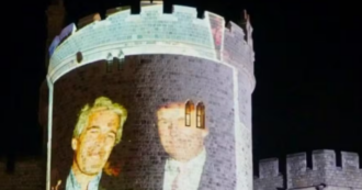 Copertina di “Benvenuto a Windsor, Donald”: arrestati gli autori del video proiettato a Londra sui rapporti tra Donald Trump e Jeffrey Epstein – LE IMMAGINI
