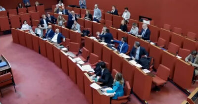 Copertina di “Vi abbiamo già appesi per i piedi una volta”: caos a Genova per la frase del consigliere Pd a FdI. Poi le scuse