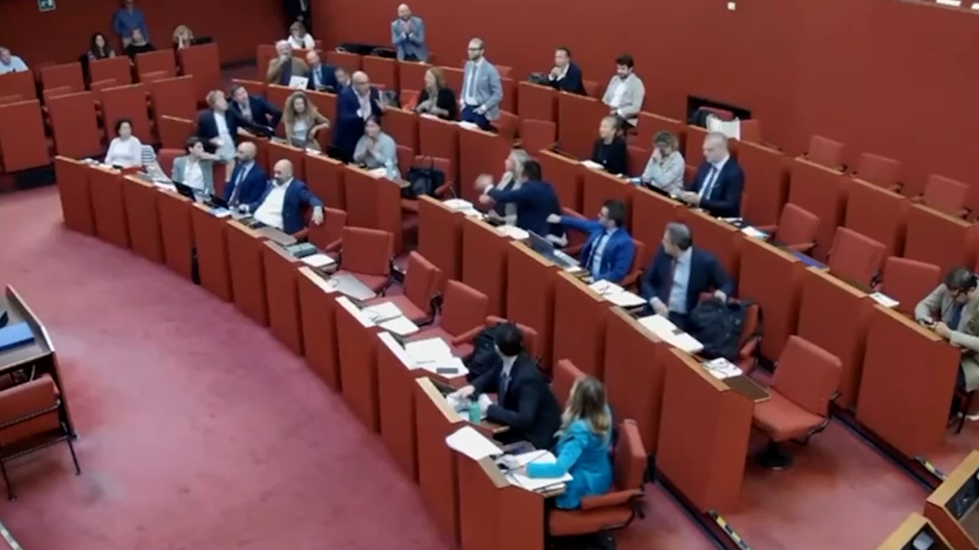 “Vi abbiamo già appesi per i piedi una volta”: caos a Genova per la frase del consigliere Pd a FdI. Poi le scuse