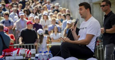 Copertina di Dietro i match di Charlie Kirk un subdolo rituale di prevaricazione