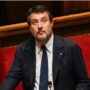 Copertina di Salvini e l’abbraccio con l’ambasciatore russo: “Giusto se vuoi ricostruire un dialogo”. Boccia: “Cosa pensa Meloni?”