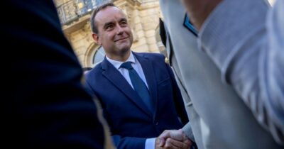 Copertina di Attesi 800 mila in piazza. Fiducia, Lecornu ci prova