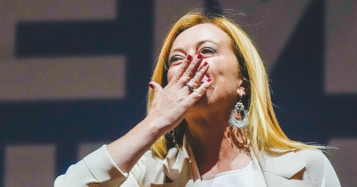 Fitch promuove il rating dell’Italia, Meloni esulta: “Percorso giusto”. M5s: “Italiani spremuti come limoni”
