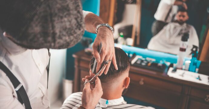 “Cerchiamo parrucchiere, purché gay con partita Iva”: l’annuncio di lavoro nel gruppo Facebook “Montesilvano”