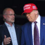 Copertina di Trump minaccia le reti tv: “Quasi tutte contro di me, la loro licenza andrebbe revocata”