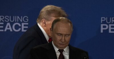 Copertina di Ucraina, “gli Usa pronti a riconoscere Crimea e Donbass come russi”. Peskov: “Lo stallo nei negoziati è colpa di Kiev”