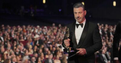 Copertina di “Piange come un bambino di  4 anni per un pesciolino rosso”: lo show di Jimmy Kimmel sospeso dopo le sue parole su Trump e la morte di Charlie Kirk