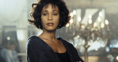 Copertina di Whitney Houston “resuscitata” dall’Intelligenza Artificiale: arriva il concerto con la sua voce unica