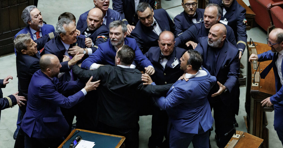 Separazione carriere, c’è il terzo via libera: ok della Camera con 243 sì. I ministri applaudono in Aula, bagarre dopo il voto
