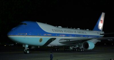 Copertina di L’Air Force One con Trump rischia la collisione con un aereo di linea mentre viaggia verso l’Inghilterra per incontrare Re Carlo
