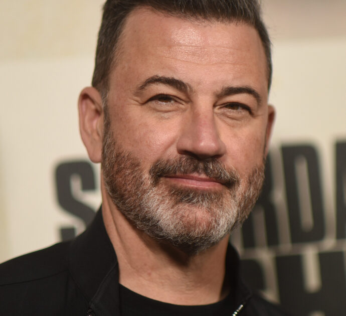 “Per tornare in tv devi chiedere scusa alla famiglia Kirk e fare un’importante donazione”: Abc detta le condizioni per rimandare in onda Jimmy Kimmel