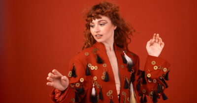 Copertina di “Il mondo è pieno di gente da evitare. Scappo a gambe levate dagli str*nzi. La psicoterapia? Ho capito che non si può piacere a tutti”: il “Risorgimento” di Mille