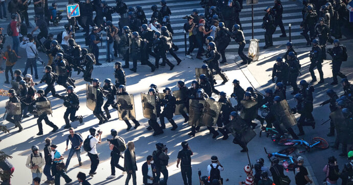 La Francia in piazza contro la finanziaria: 500 mila manifestanti. Scontri e cariche a Parigi con feriti e 181 fermati