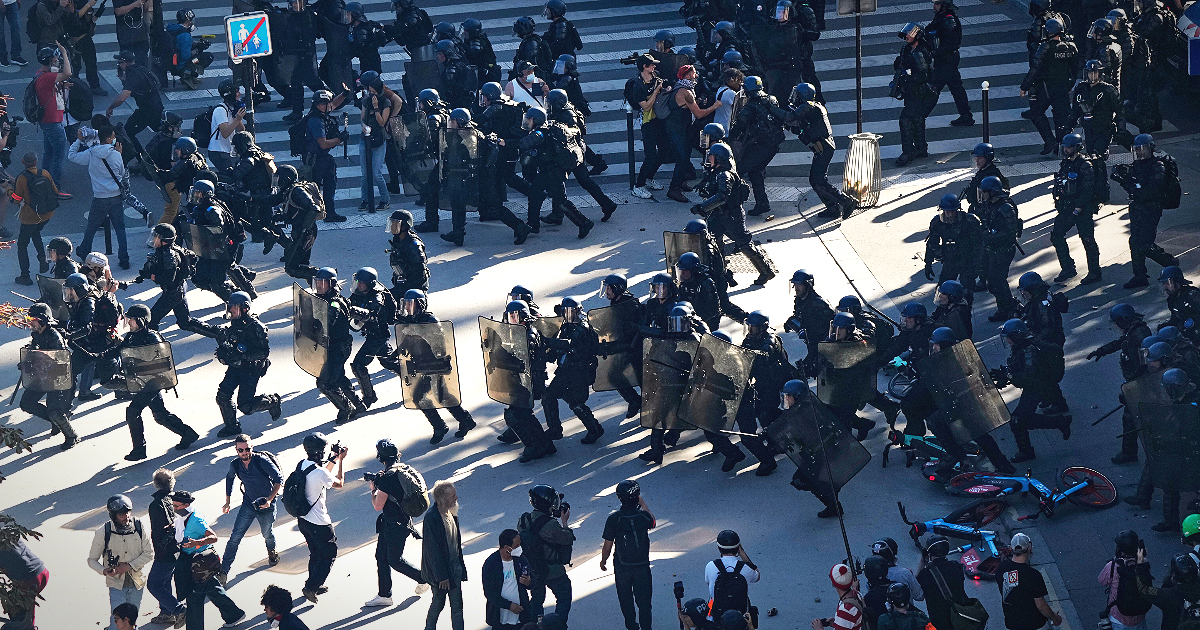 la francia in piazza contro la finanziaria 500 mila manifestanti scontri e cariche a parigi con feriti e 181 fermati