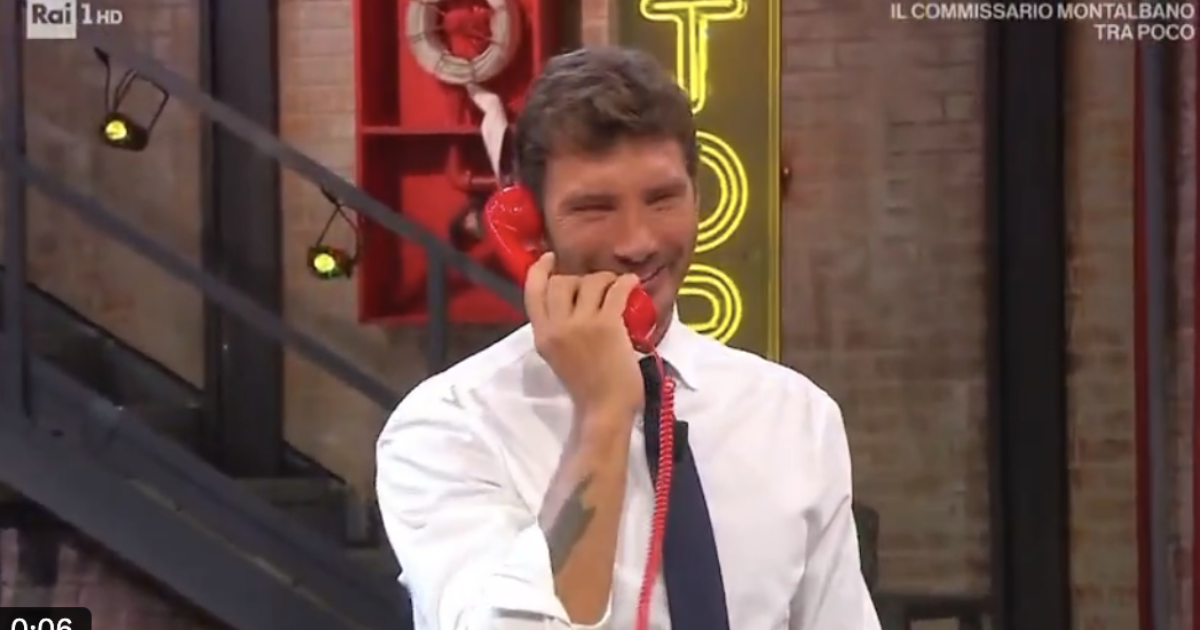 Che succede ad Affari Tuoi? In studio risuona la sigla de La Ruota della Fortuna e Stefano De Martino reagisce così