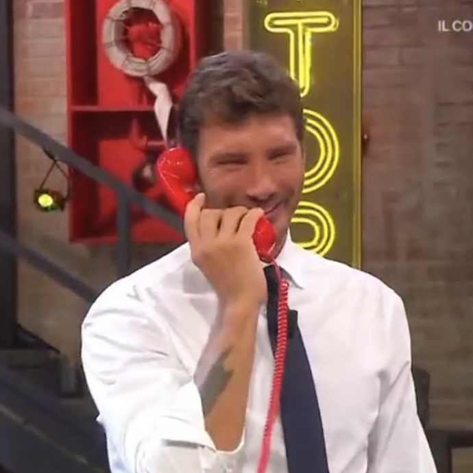 Che succede ad Affari Tuoi? In studio risuona la sigla de La Ruota della Fortuna e Stefano De Martino reagisce così