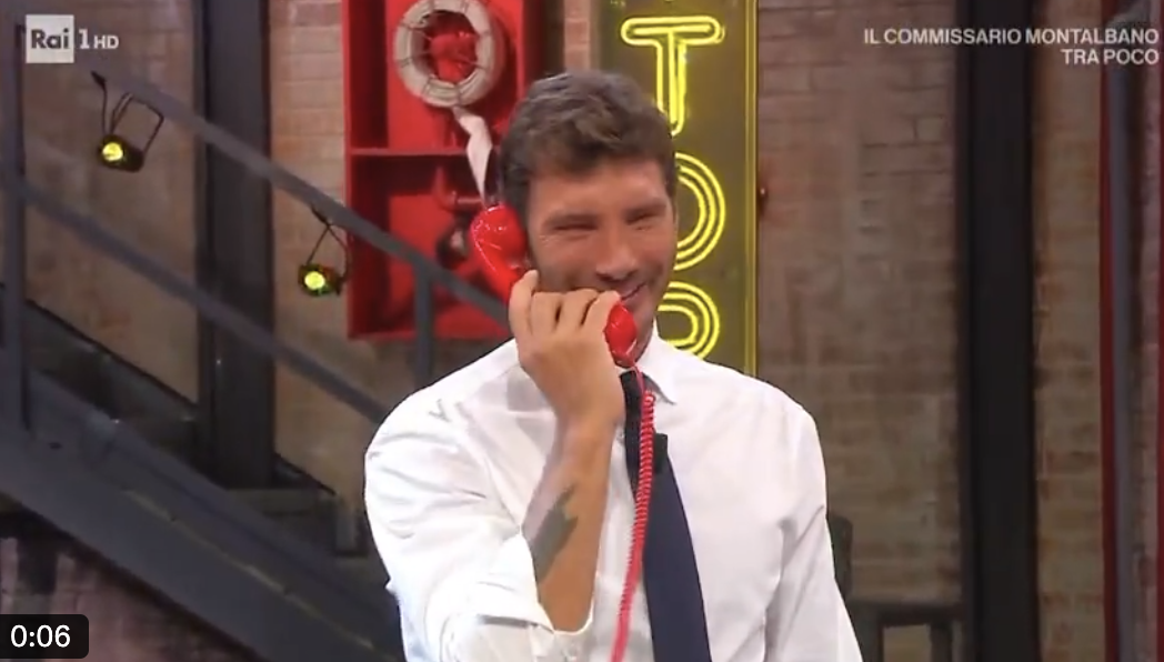 Che succede ad Affari Tuoi? In studio risuona la sigla de La Ruota della Fortuna e Stefano De Martino reagisce così