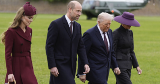Donald Trump da Re Carlo: prima dice a Kate “sei raggiante e in salute”, poi fa finta che Harry non esista. E Melania non toglie il cappello a falde larghe neanche dentro Windsor