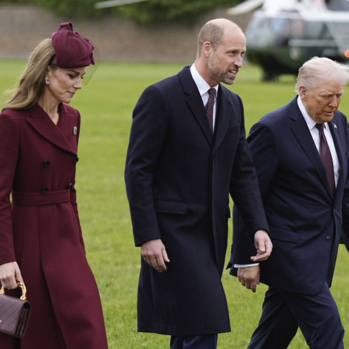 Donald Trump da Re Carlo: prima dice a Kate “sei raggiante e in salute”, poi fa finta che Harry non esista. E Melania non toglie il cappello a falde larghe neanche dentro Windsor