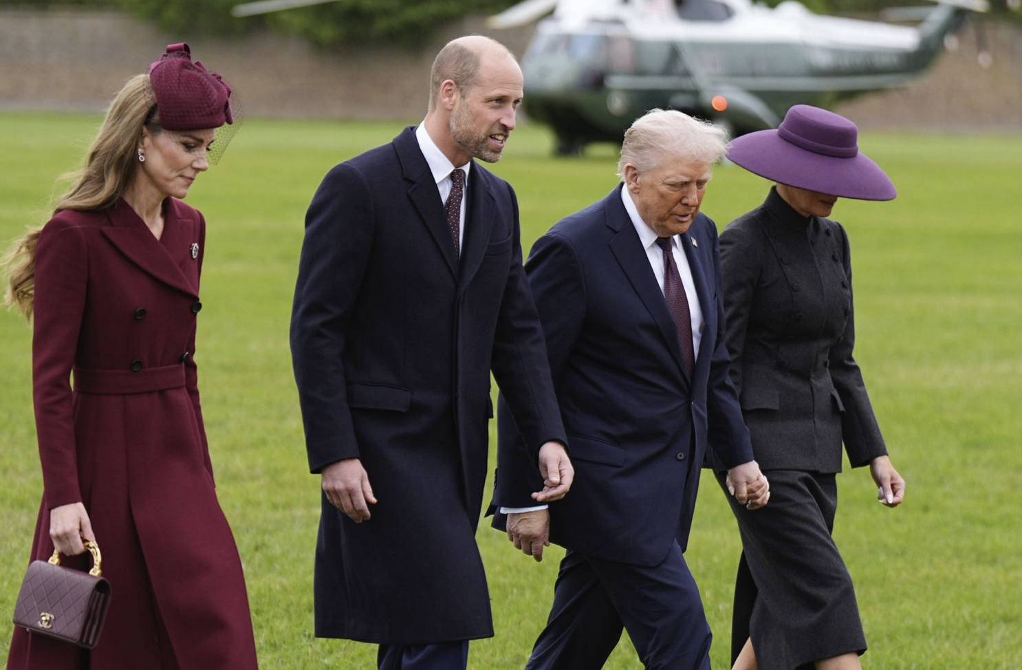 Donald Trump da Re Carlo: prima dice a Kate “sei raggiante e in salute”, poi fa finta che Harry non esista. E Melania non toglie il cappello a falde larghe neanche dentro Windsor