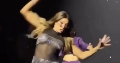 Copertina di Paulo Dybala si spaventa: la suocera Catherine Fulop cade dal palco, ma lei rassicura: “Sono viva” – VIDEO