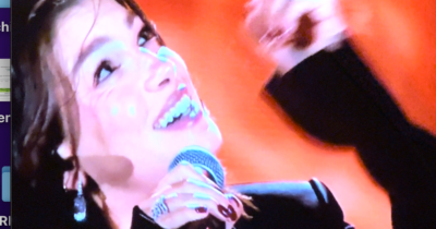 Copertina di “Ti direi quello che non ti ho detto mai”: Emma Marrone si commuove cantando “Stare bene a metà” di Pino Daniele. Dedica al padre Rosario  – VIDEO