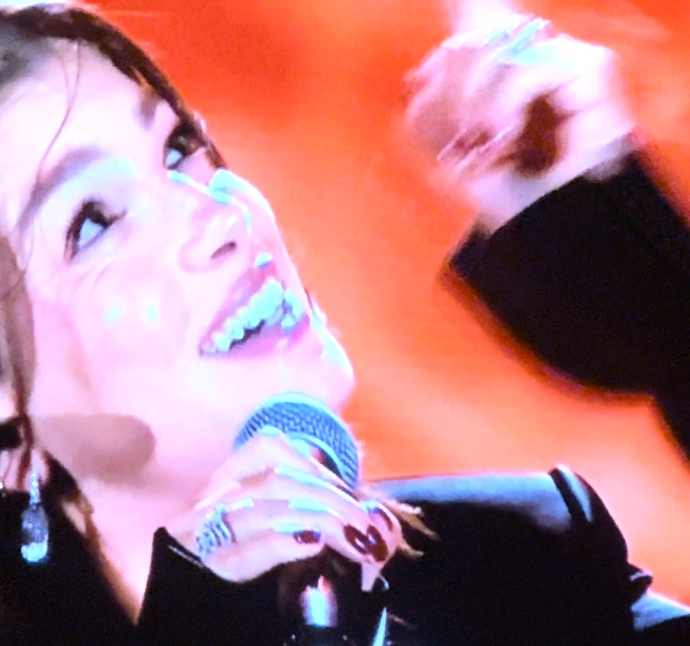 “Ti direi quello che non ti ho detto mai”: Emma Marrone si commuove cantando “Stare bene a metà” di Pino Daniele. Dedica al padre Rosario – VIDEO