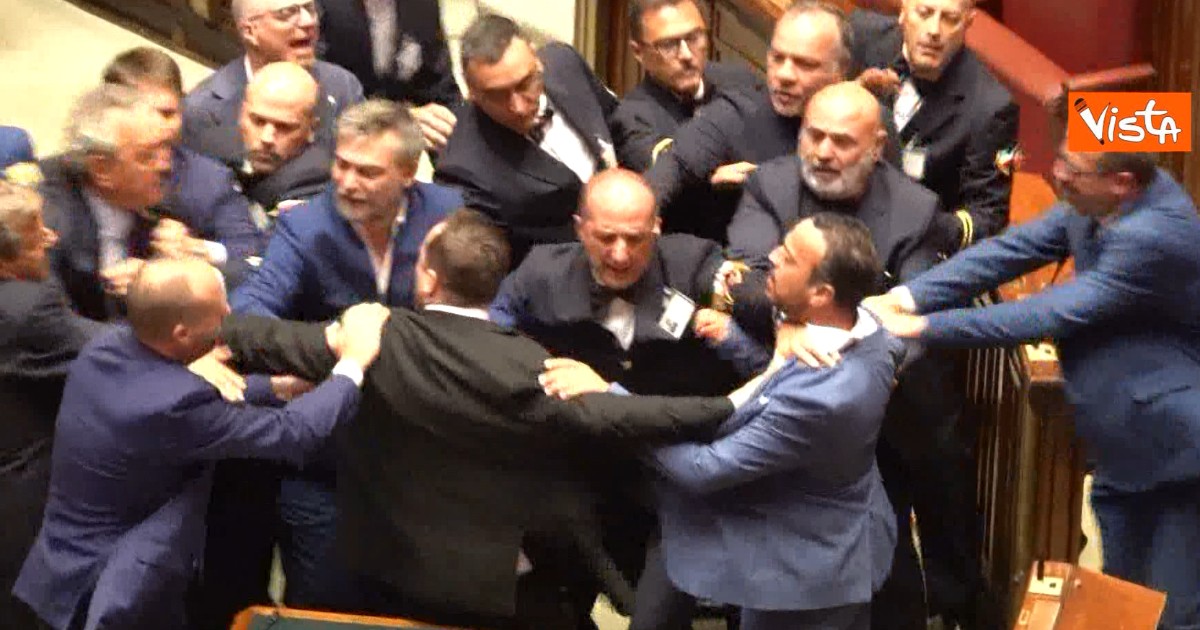 Spintoni e urla: bagarre alla Camera dopo l’approvazione della separazione carriere