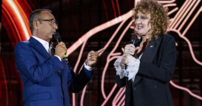 Copertina di “Ho visto gente piangere per Pino Daniele”: Fiorella Mannoia padrona di casa dell’evento a Napoli. Emozioni con Giorgia, Emma, Elisa, Elodie e Mahmood