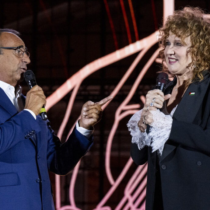 “Ho visto gente piangere per Pino Daniele”: Fiorella Mannoia padrona di casa dell’evento a Napoli. Emozioni con Giorgia, Emma, Elisa, Elodie e Mahmood