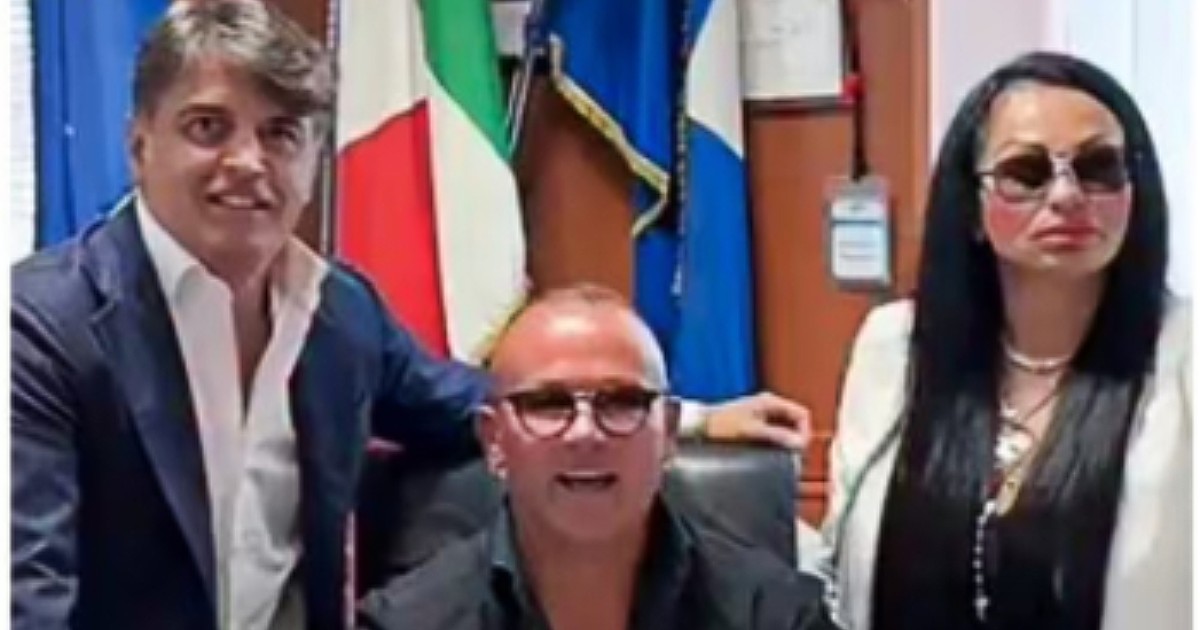 sventol242 il tricolore nel consiglio regionale campano con rita de crescenzo sequestrati 6 milioni al tiktoker napolitano