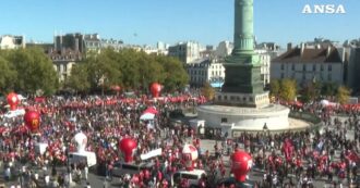 Copertina di La Francia in piazza contro la finanziaria: corteo a Parigi, blocchi e manifestazioni in tutto il Paese