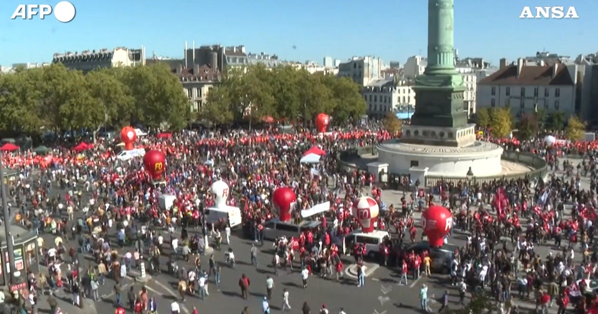 La Francia in piazza contro la finanziaria: corteo a Parigi, blocchi e manifestazioni in tutto il Paese