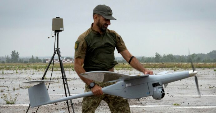 Droni, la Polonia a lezione dall’Ucraina: “Kiev con la guerra è diventata leader”