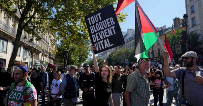 Francia, oltre mezzo milione in strada contro Macron e austerità. A Parigi scontri e cariche