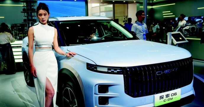 Sconti e piazzali pieni: la Cina affronta la crisi da sovrapproduzione