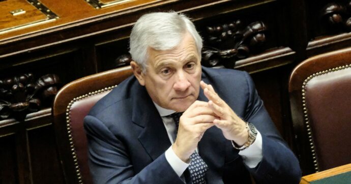 Tajani ride e fa la vittima: il Parlamento è una bolgia