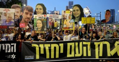 Copertina di Unite, le madri di soldati e rapiti si incatenano contro il governo