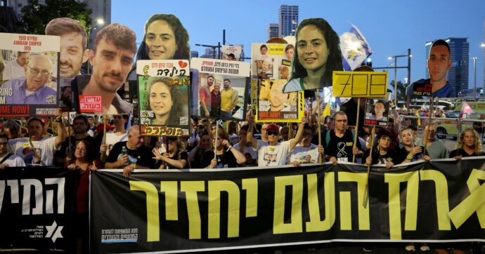 Unite, le madri di soldati e rapiti si incatenano contro il governo