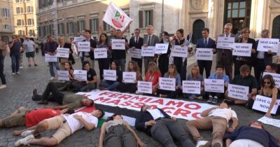 Copertina di Flash mob del Pd a sostegno di Gaza in Piazza Montecitorio: “Il governo Meloni deve agire”
