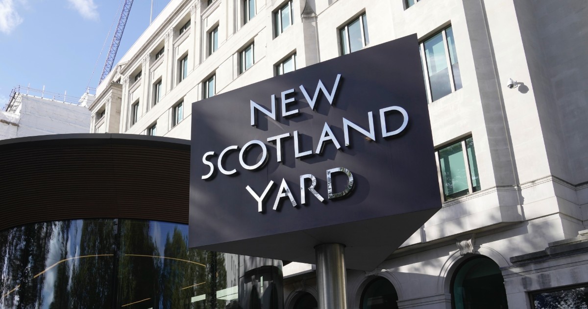 tre arresti per spionaggio a favore della russia in uk scotland yard numero crescente di reclutamenti