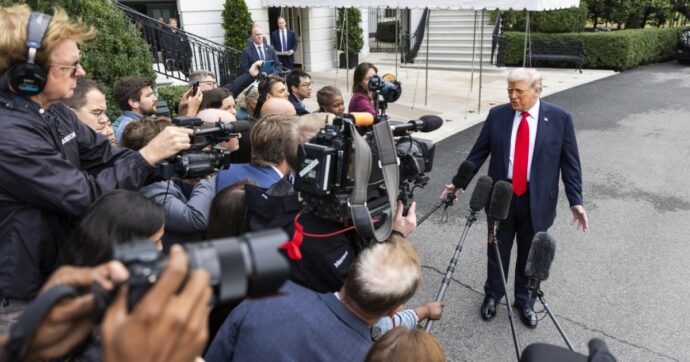 Trump minaccia due giornalisti per le domande scomode: “Lei mi tratta con odio”. “Ti segnalerò al tuo premier”