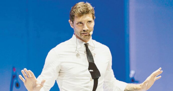 Ruba orologio a De Martino con trucco dello specchietto